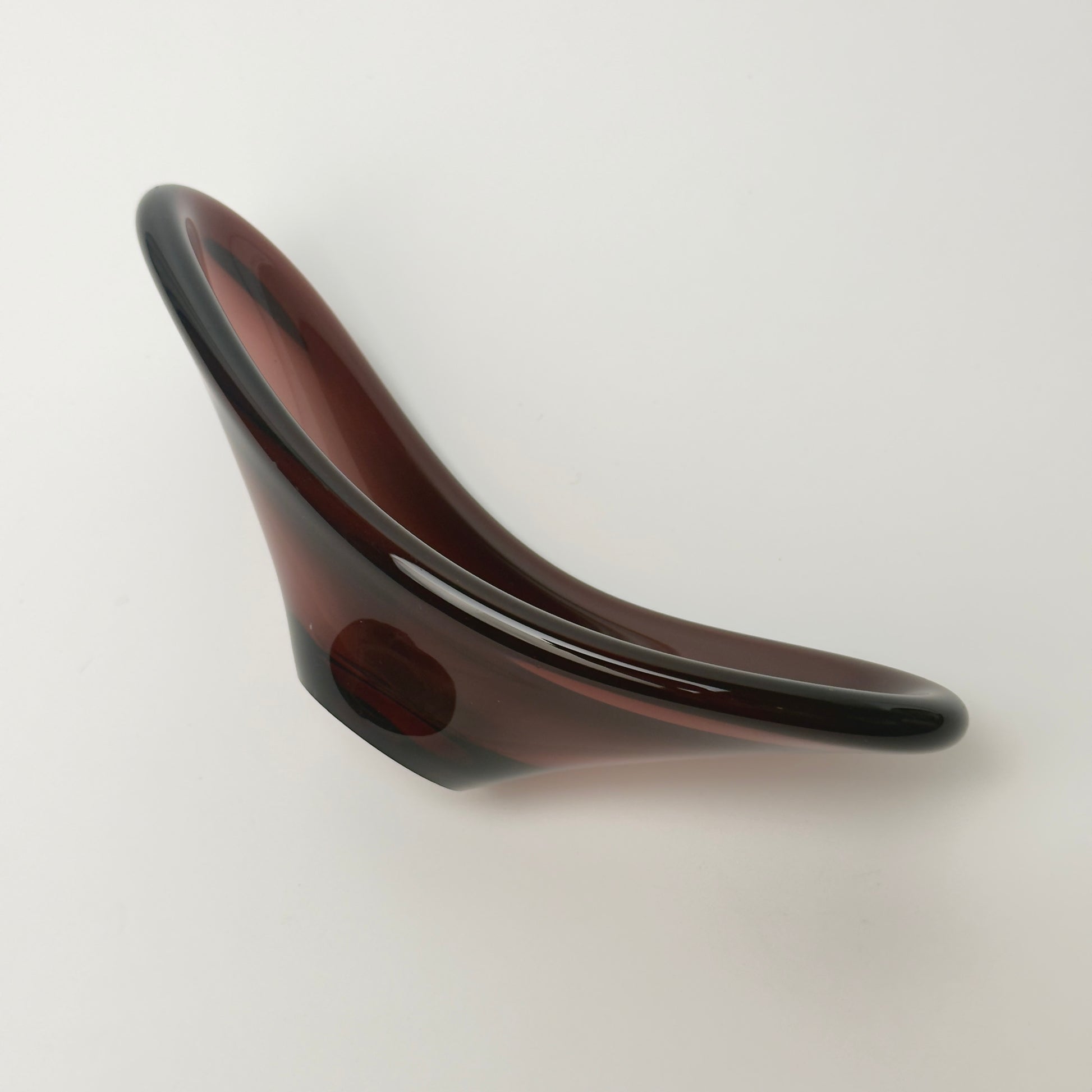 Glasskål i auberginefarvet glas – freeform 1960-70'erne, muligvis Flygsfors