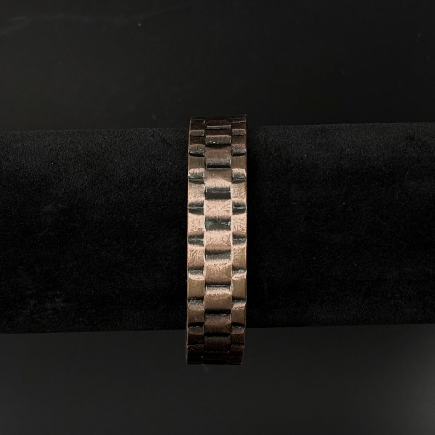 Kobber armbånd med magneter og præget mønster