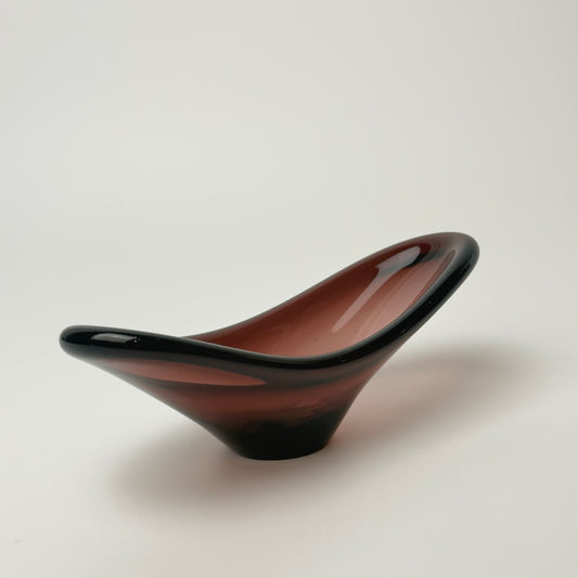 Glasskål i auberginefarvet glas – freeform 1960-70'erne, muligvis Flygsfors