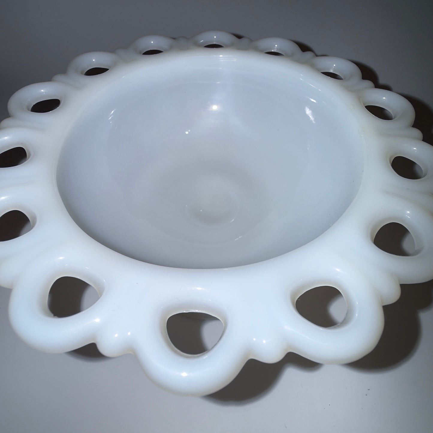 Glasskål i opalglas med blondekant og med opsats, fra 1950-1970’erne