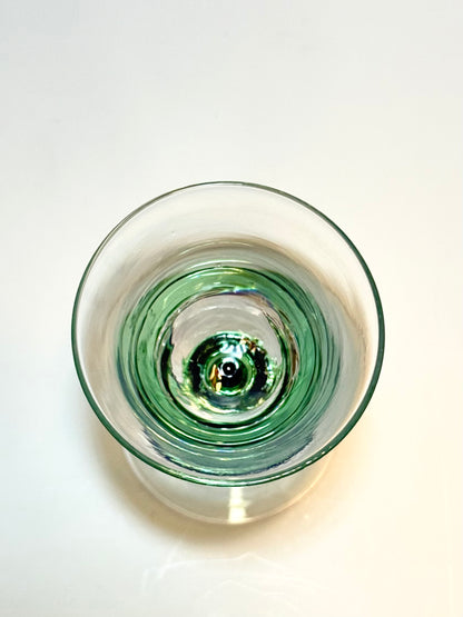 Vinglas med dekorativ stilk og grønne og blå glaskugler – midcentury design