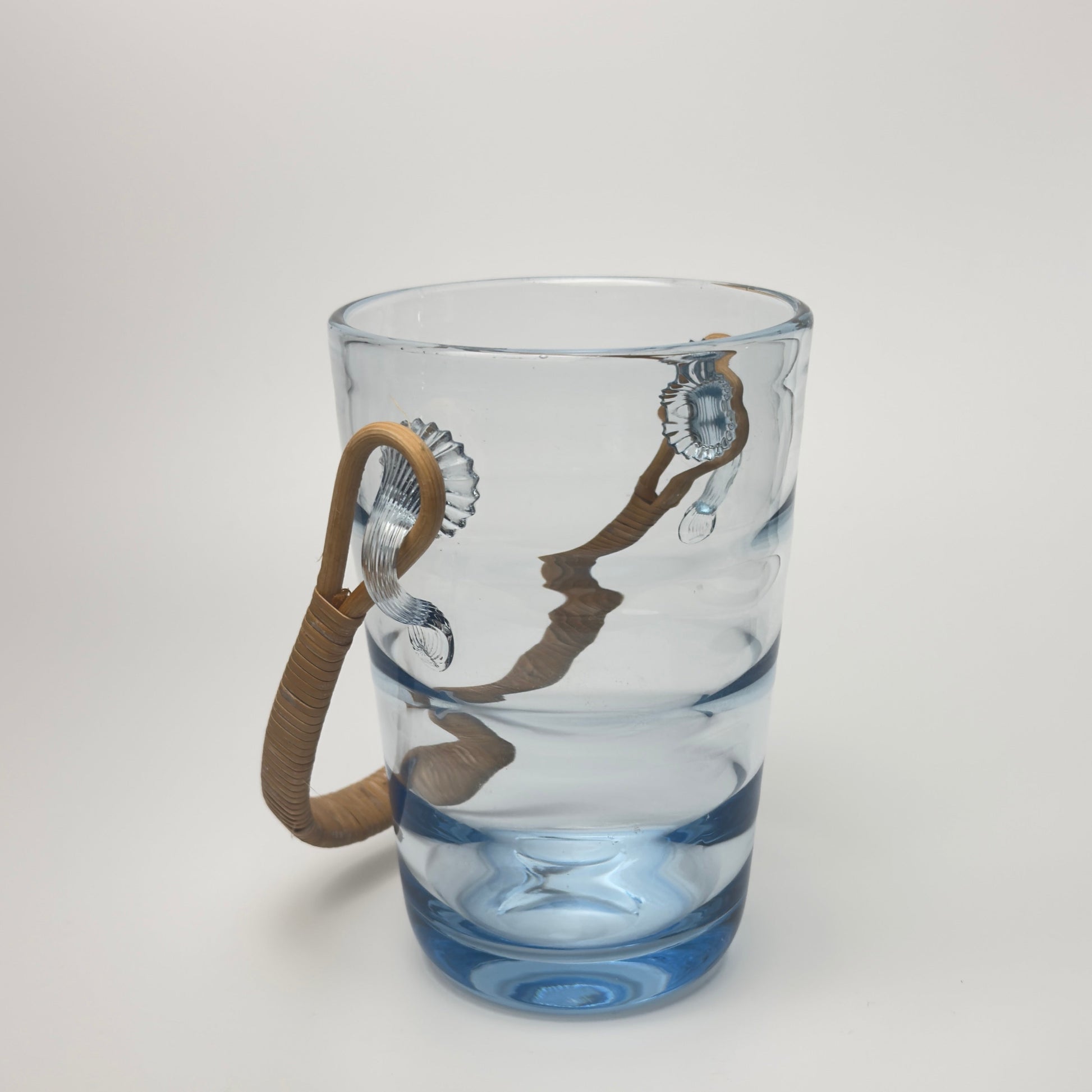 Holmegaard vintage isspand i lyseblåt glas med rattan hank, 1930-1950'erne