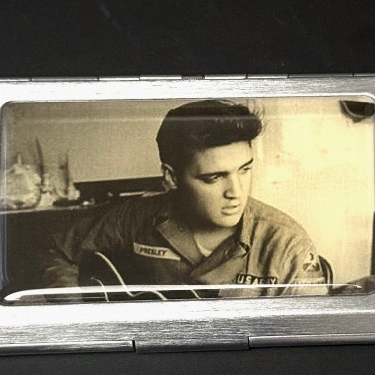 Vintage Elvis Presley visitkortholder i metal med retro foto
