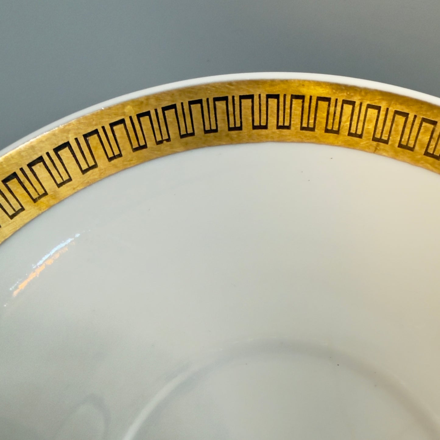 Lyngby Porcelæn kaffekop med underkop og kagetallerken – guldmæanderbort, Danmark