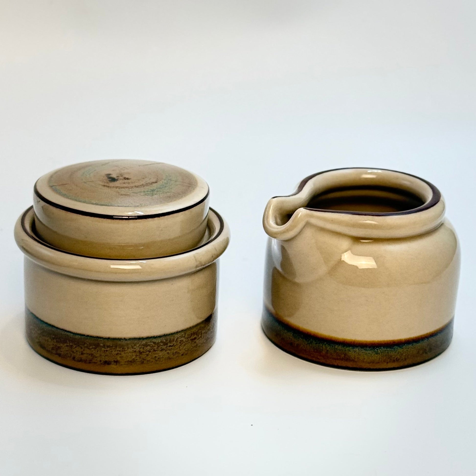 Bing & Grøndahl stoneware 303 – flødekande og sukkerskål med Låg – vintage stentøj