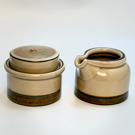 Bing & Grøndahl stoneware 303 – flødekande og sukkerskål med Låg – vintage stentøj