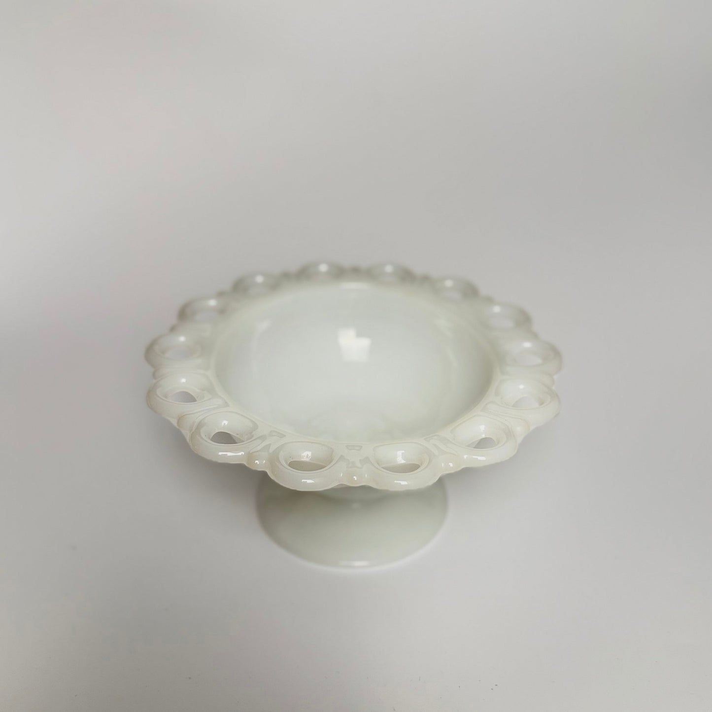 Glasskål i opalglas med blondekant og med opsats, fra 1950-1970’erne