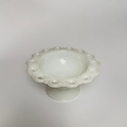 Glasskål i opalglas med blondekant og med opsats, fra 1950-1970’erne