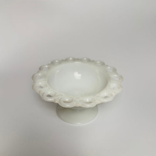 Glasskål i opalglas med blondekant og med opsats, fra 1950-1970’erne