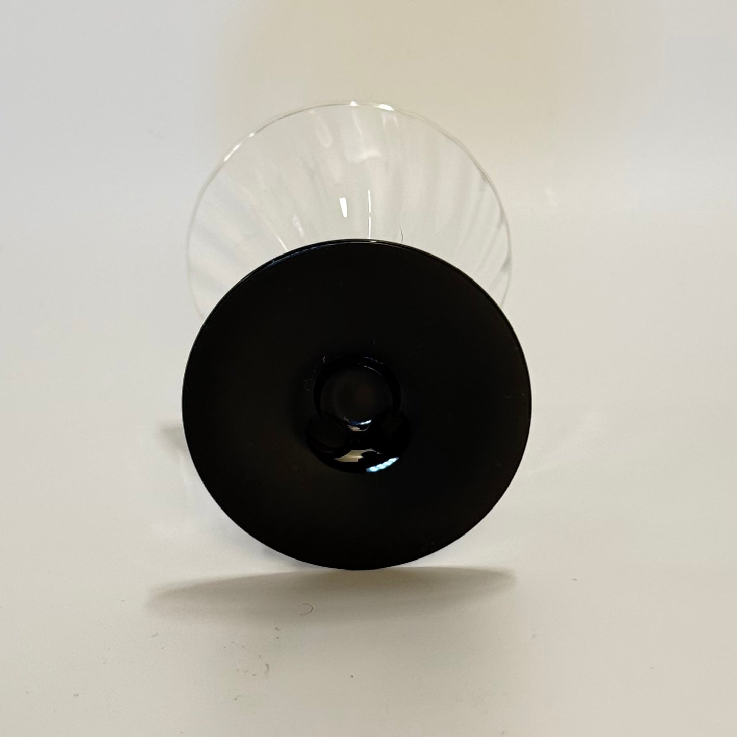 Holmegaards Klintholm med optiske striber og sort stilk og fod, hedvinsglas