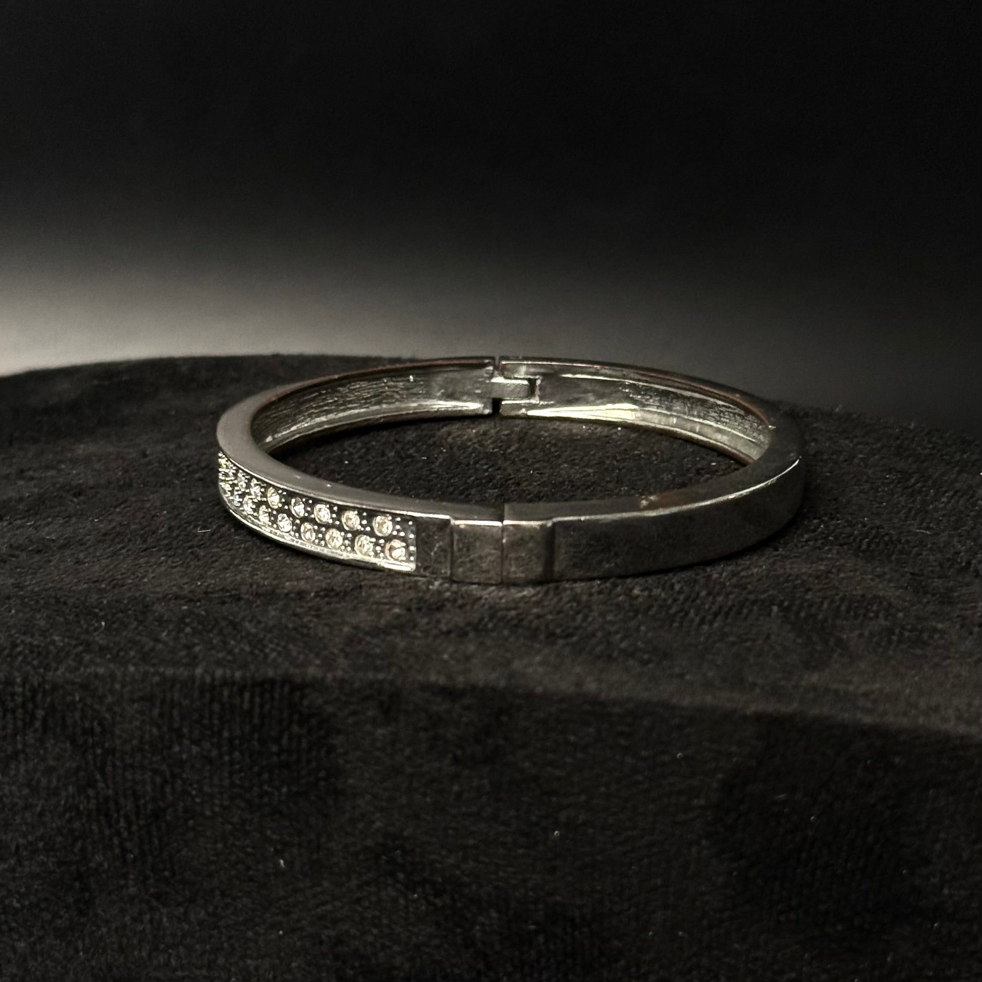 Sølvfarvet hængslet armring med magnetlås og rhinsten