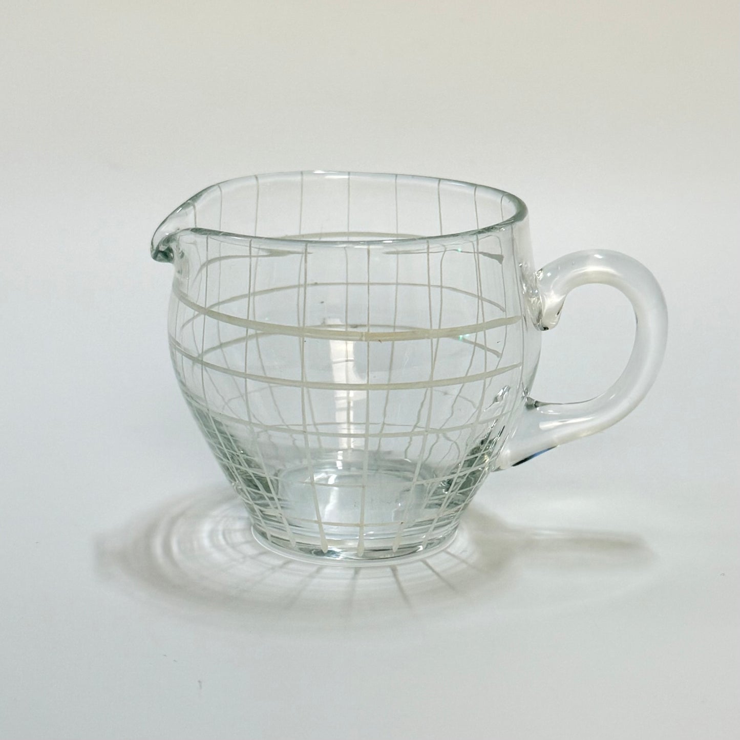Vintage flødekande i klart glas med hvidt gittermønster – mid century design