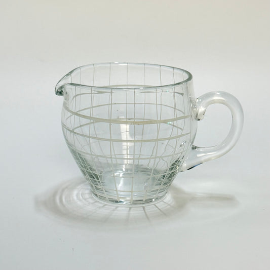 Vintage flødekande i klart glas med hvidt gittermønster – mid century design