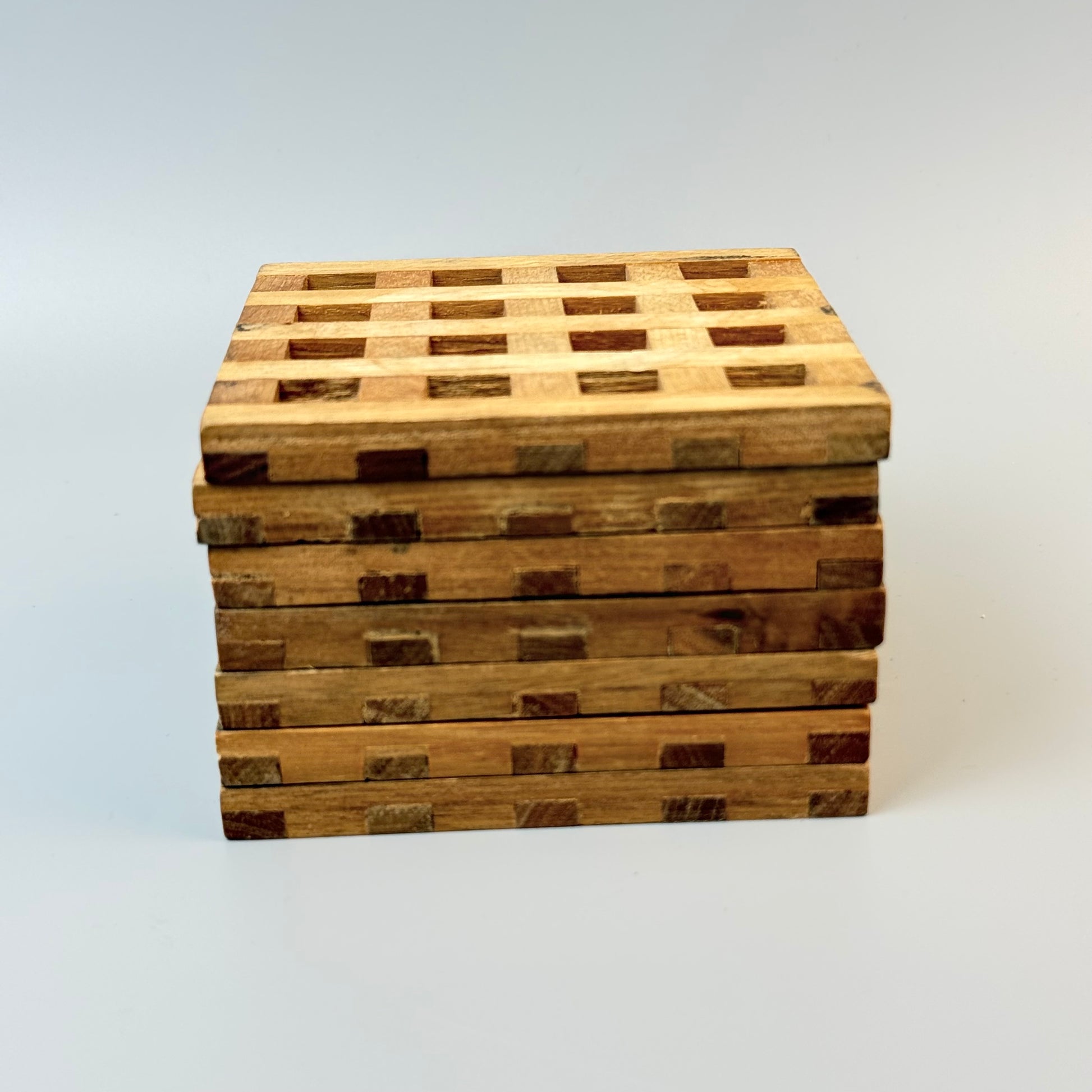 Vintage bordskånere i fingersamlet træ – sæt med 7 – 10,5 × 10,5 cm
