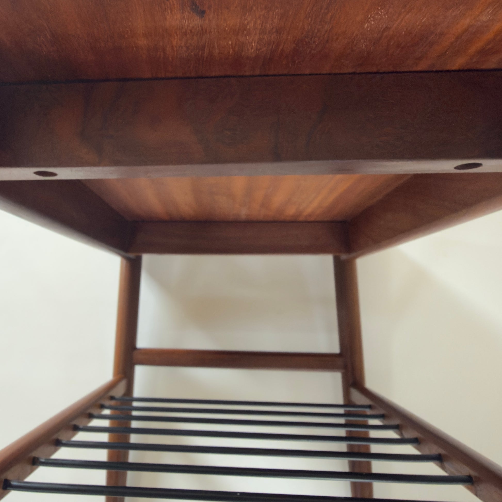 Teak rullebord / sidebord med messingdetaljer – dansk design stil