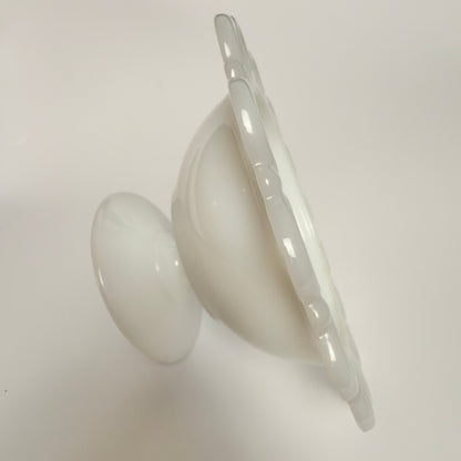 Glasskål i opalglas med blondekant og med opsats, fra 1950-1970’erne