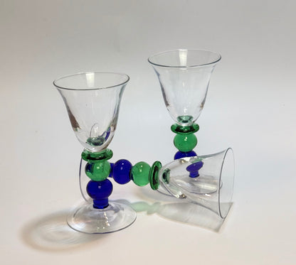 Vinglas med dekorativ stilk og grønne og blå glaskugler – midcentury design