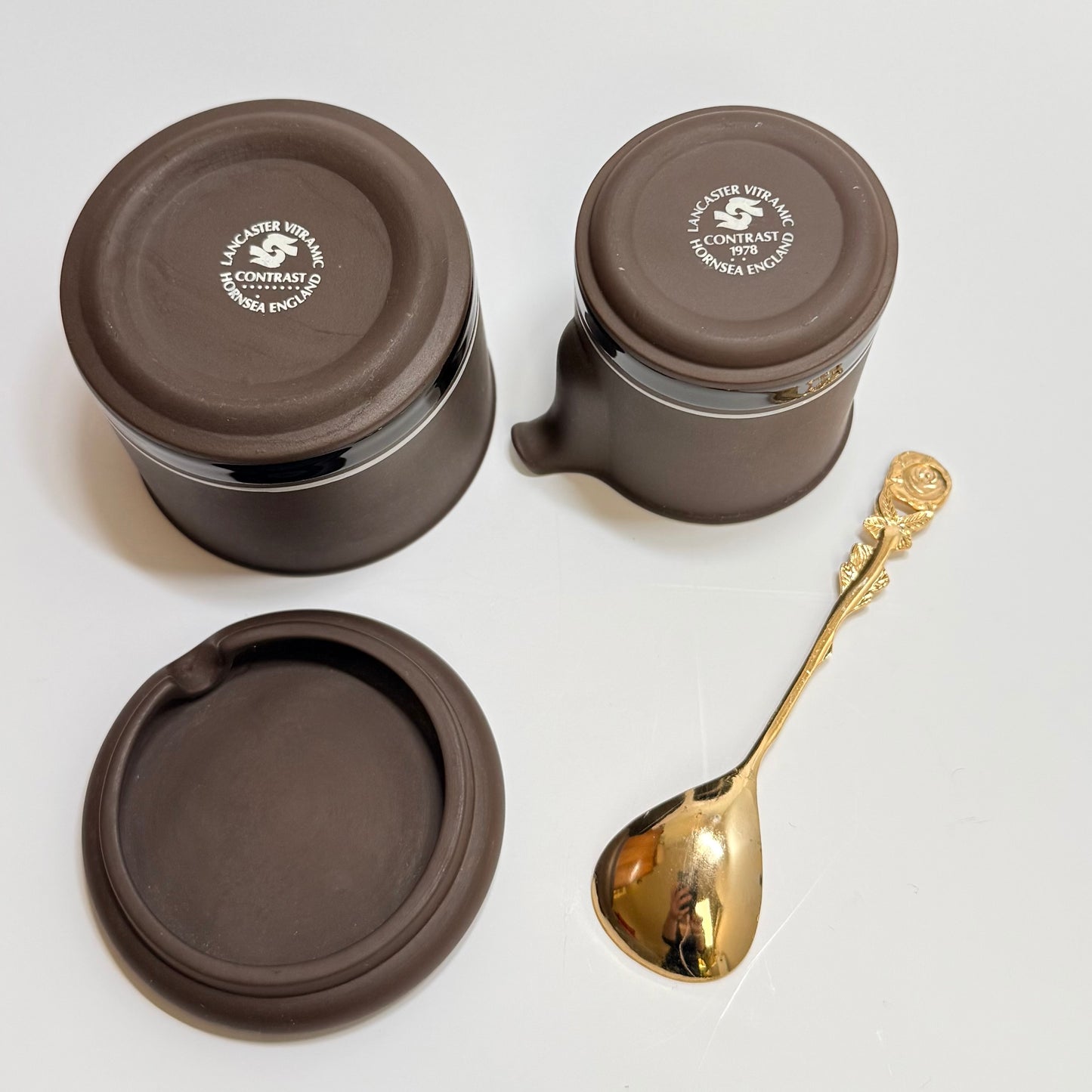 Sukkerskål og flødekandesæt fra Hornsea Pottery Contrast-serie, England, 1978