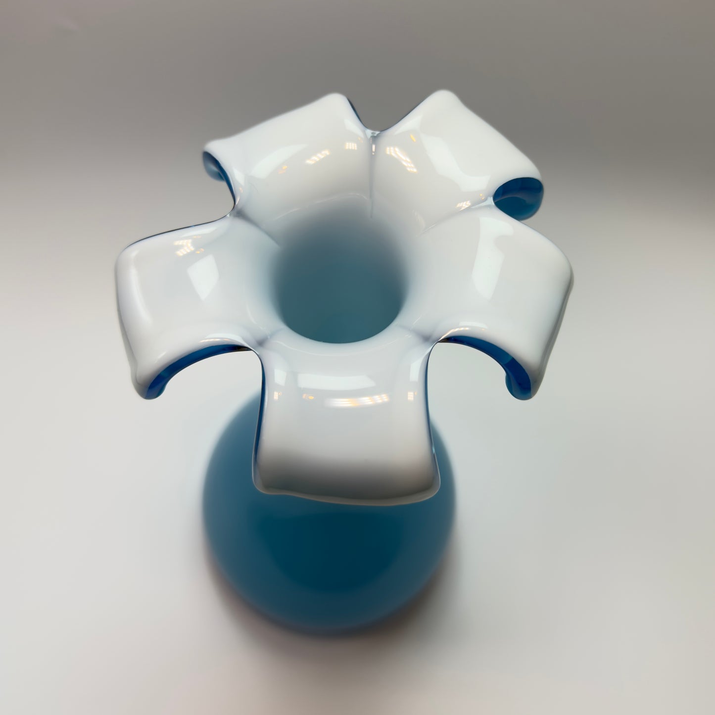 Mundblæst glasvase i hvid og blå opalglas