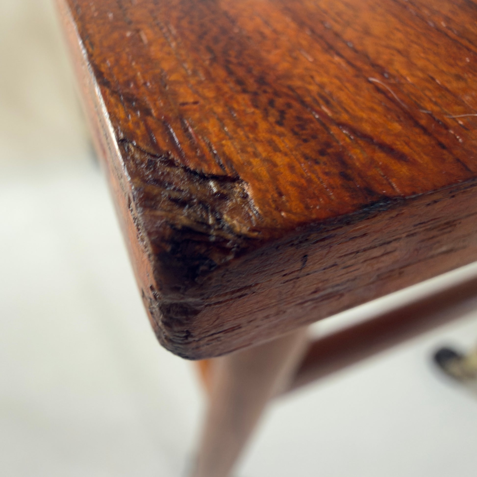 Teak rullebord / sidebord med messingdetaljer – dansk design stil