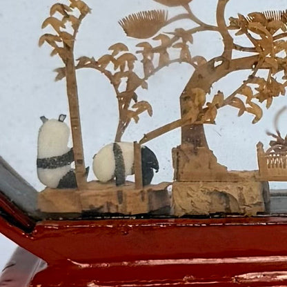 Kinesisk korkudskæring med landskab, pagode og panda udskæring i glasmontre