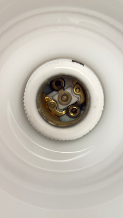 Opalglas-Pendelleuchte mit Messingaufhängung – ca. 1940–1950er Jahre