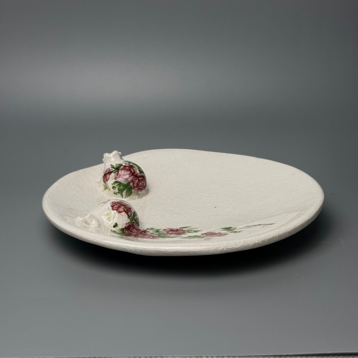 Vintage smykkefad i krakeleret fajance med rosedekor og granatæbler - midcentury