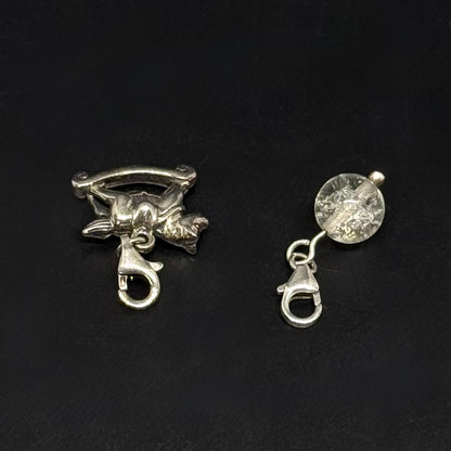 2 vintage charms i 925 sølv – gyngehest og glassten