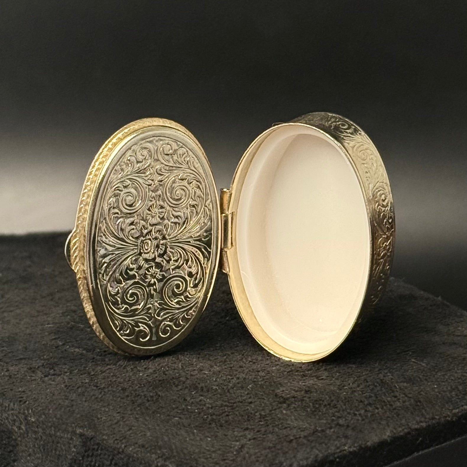 Vintage pilleæske/smykkeæske med porcelænslåg og blomster