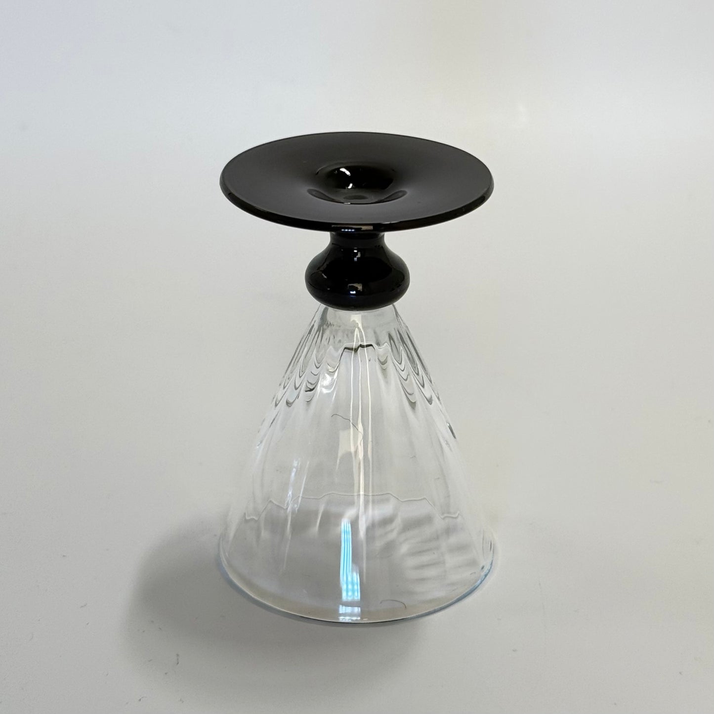 Holmegaards Klintholm med optiske striber og sort stilk og fod, portvinsglas