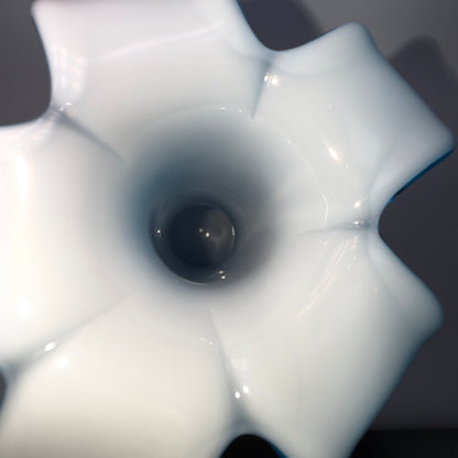 Mundblæst glasvase i hvid og blå opalglas