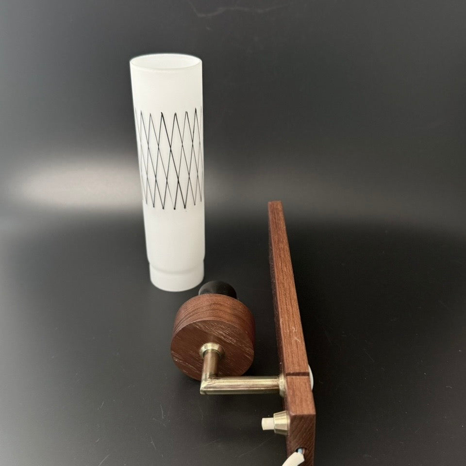 Vintage dansk teak væglampe med opalglasskærm