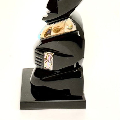 Mexicansk figur udskåret i sort obsidian med bl.a. perlemors indlæg 