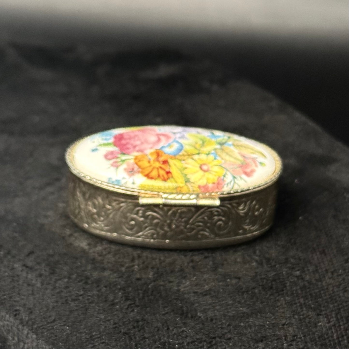 Vintage pilleæske/smykkeæske med porcelænslåg og blomster