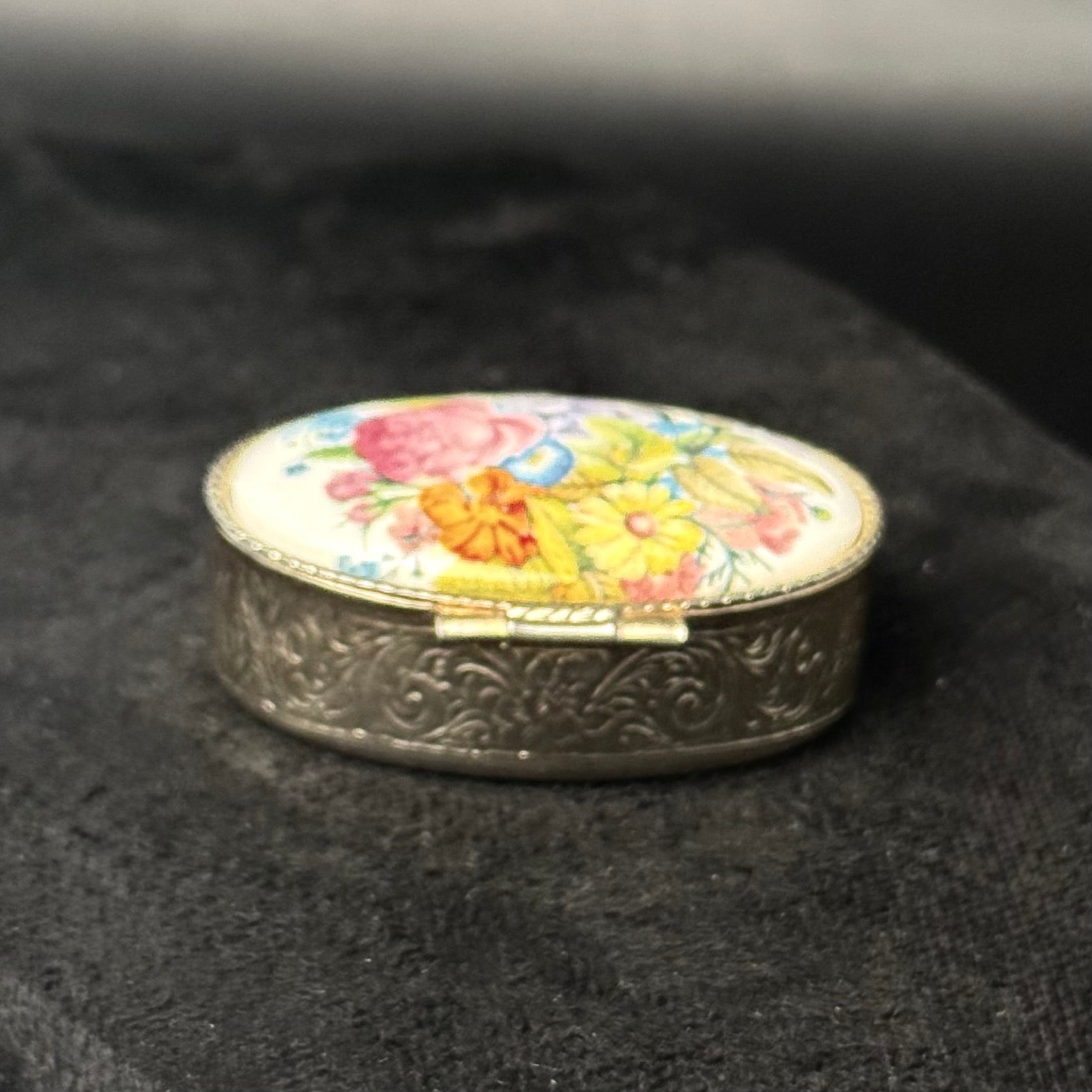 Vintage pilleæske/smykkeæske med porcelænslåg og blomster