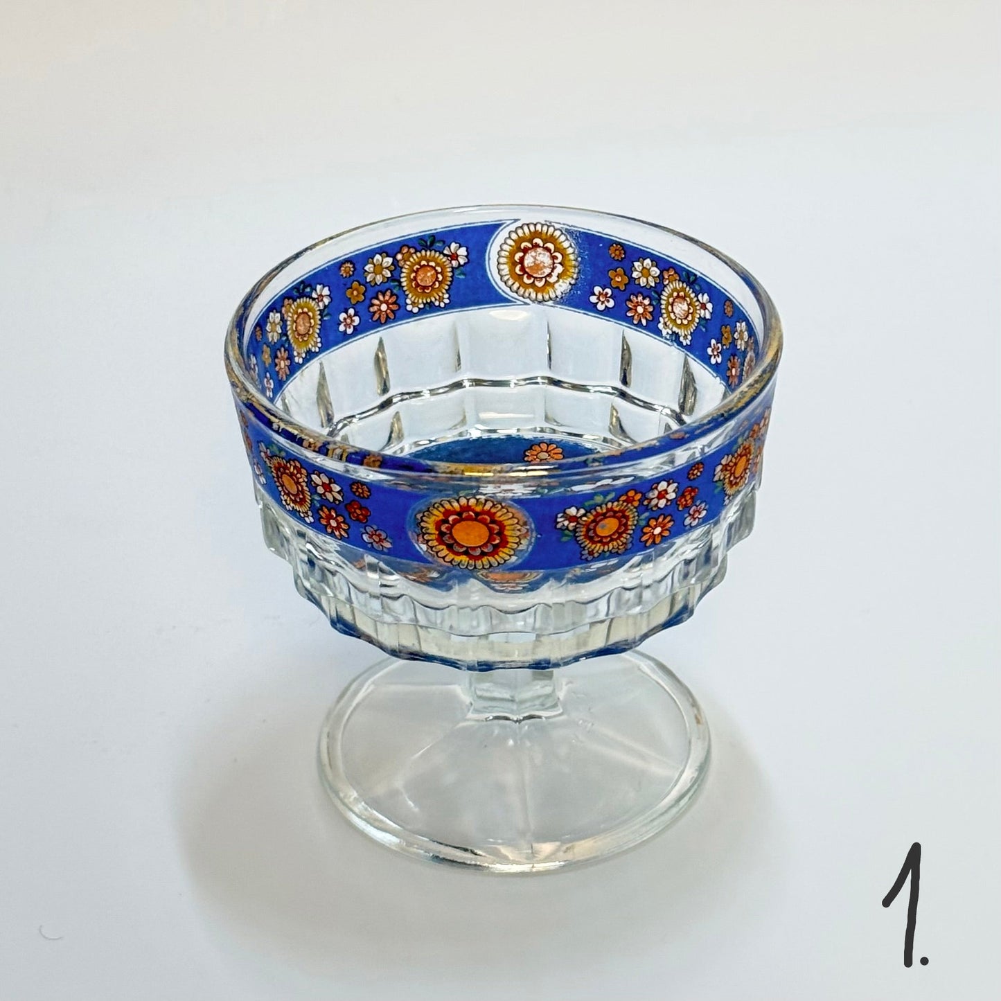 VARIANT 1 - Italiensk champagne/
 dessertskål på fod i emaljemalet glas – 1960’erne


  