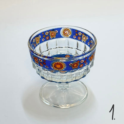 VARIANT 1 - Italiensk champagne/
 dessertskål på fod i emaljemalet glas – 1960’erne


  