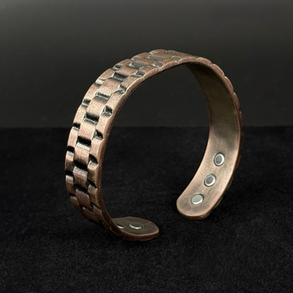 Kobber armbånd med magneter og præget mønster