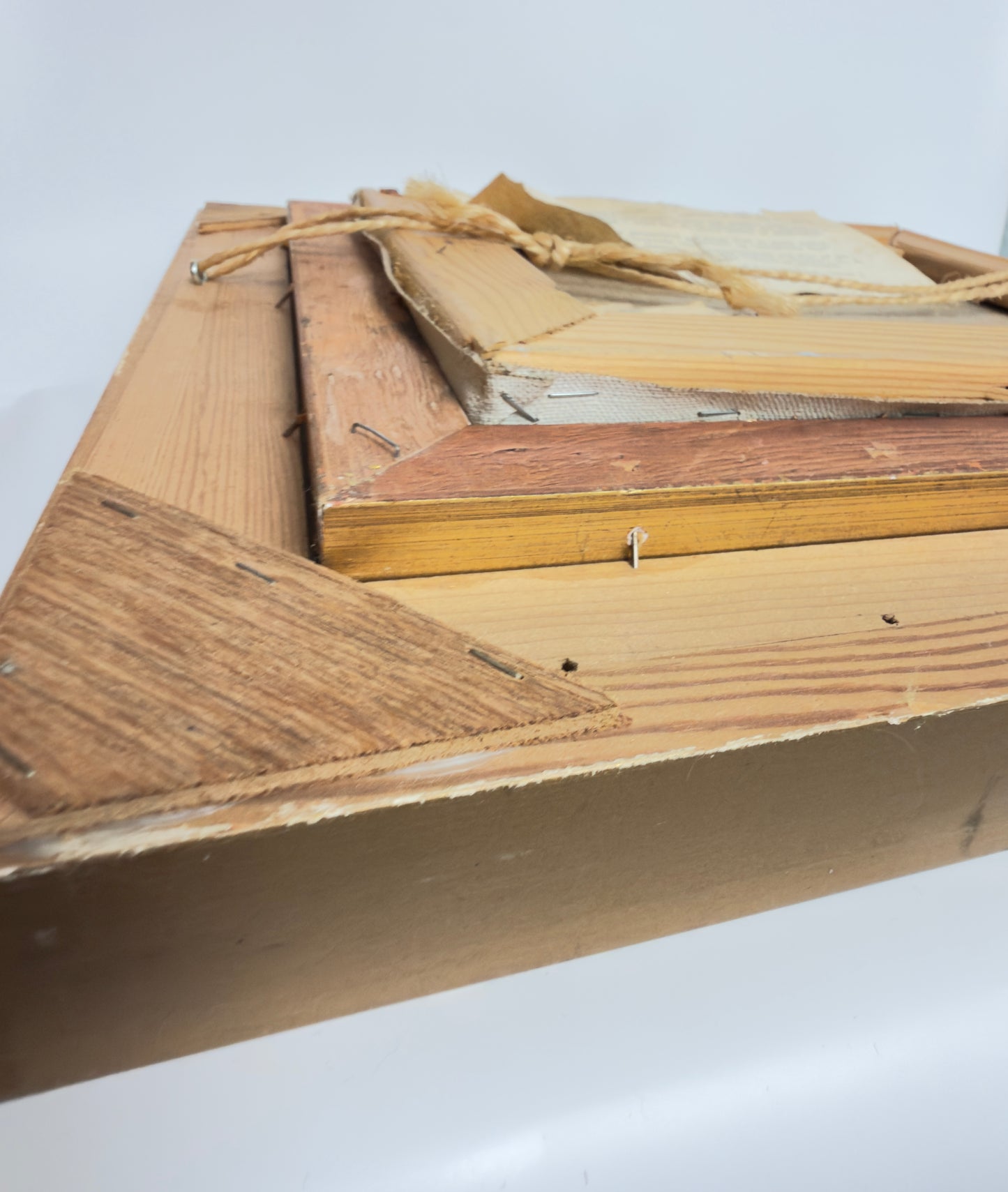 Originalt maleri af Kay Birkmose med dansk landbrugsmotiv i forgyldt ramme