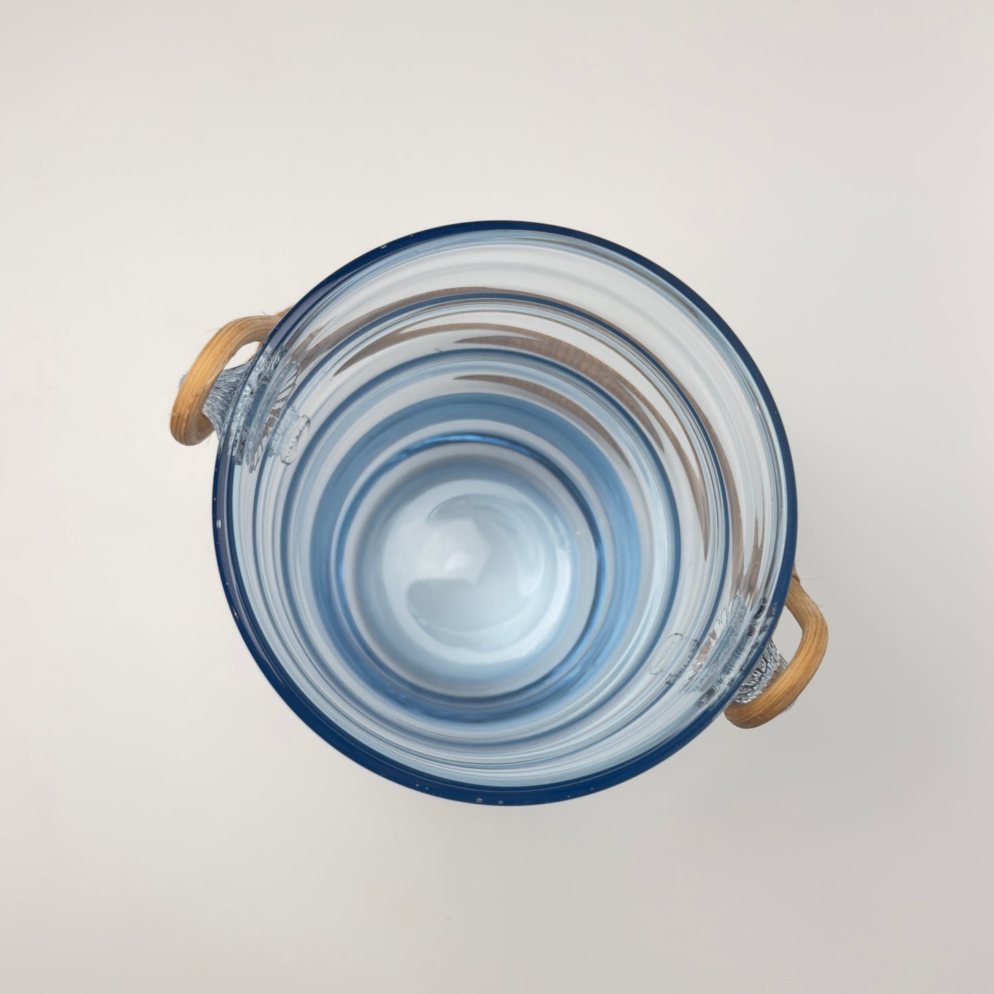 Holmegaard vintage isspand i lyseblåt glas med rattan hank, 1930-1950'erne