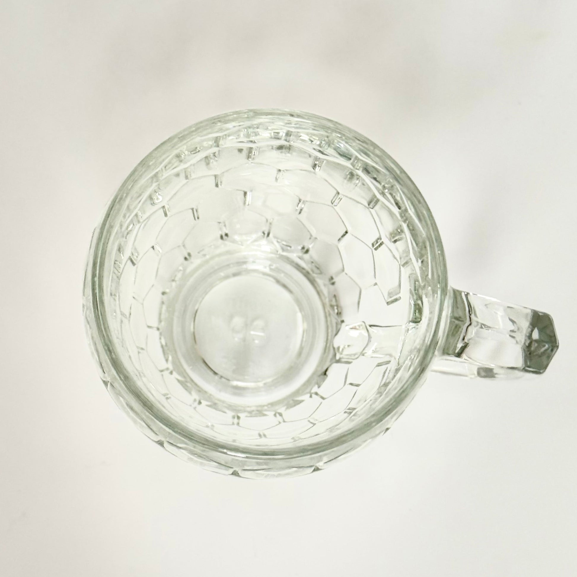 Erik Bagger ølkrus i solidt presset glas med hexagonmønster - 40 cl