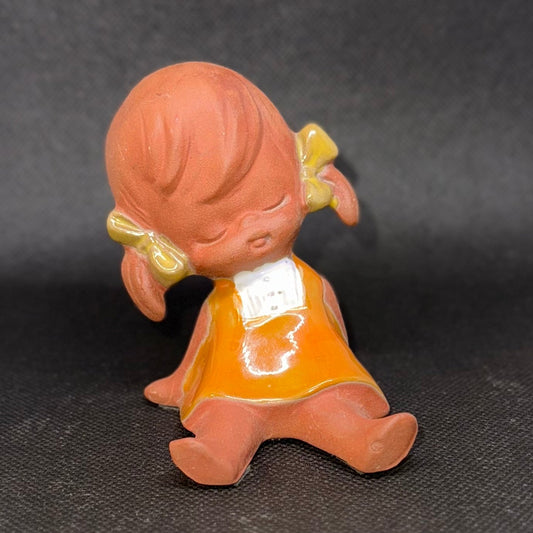 Lille japansk barnefigur i keramik – 1950’erne