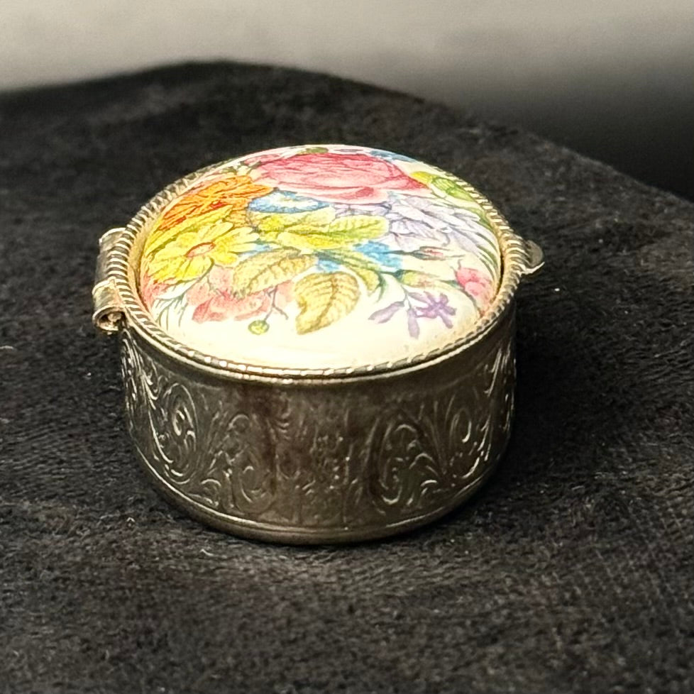 Vintage pilleæske/smykkeæske med porcelænslåg og blomster