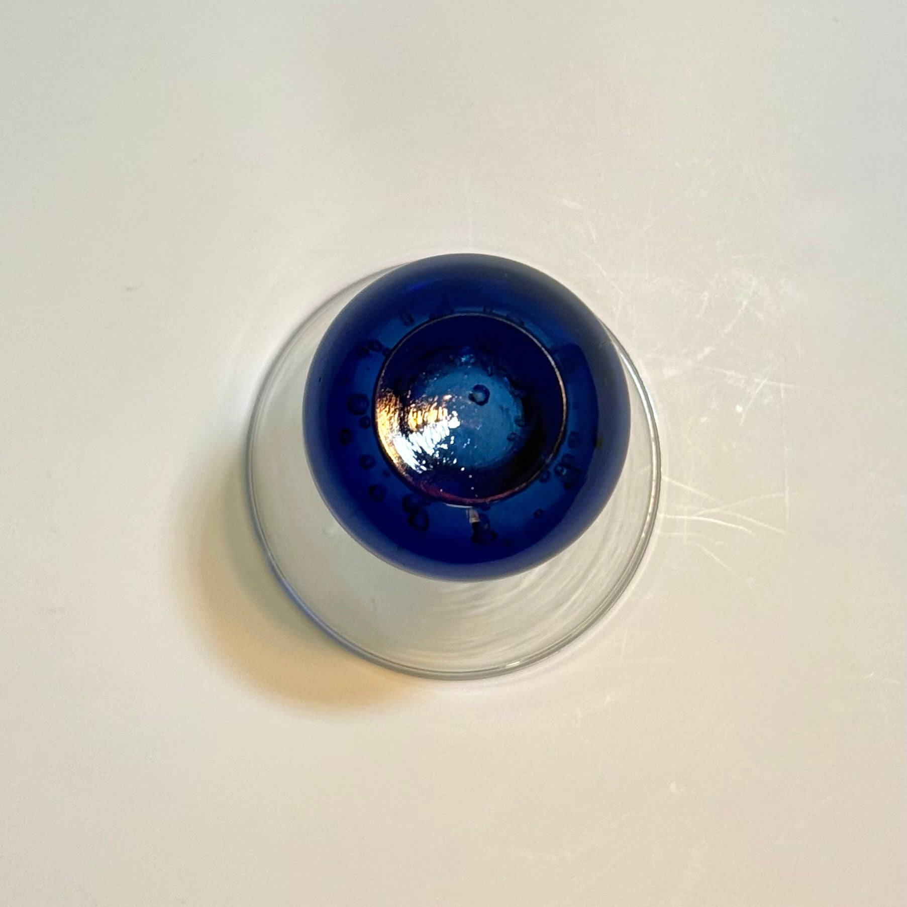 Vintage martiniglas med blå kuglestilk – midcentury stil