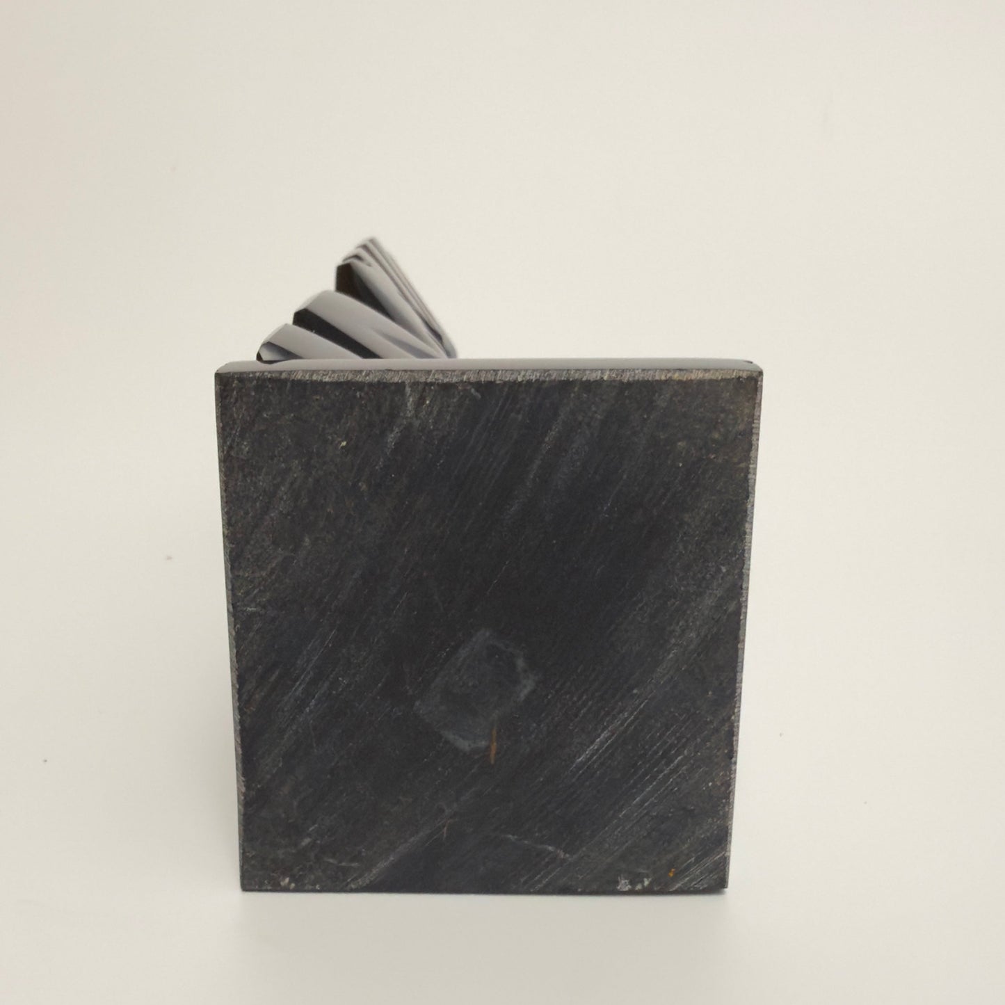 Mexicansk figur udskåret i sort obsidian med bl.a. perlemors indlæg 