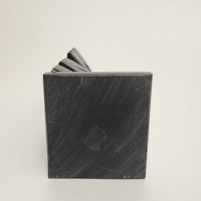 Mexicansk figur udskåret i sort obsidian med bl.a. perlemors indlæg 