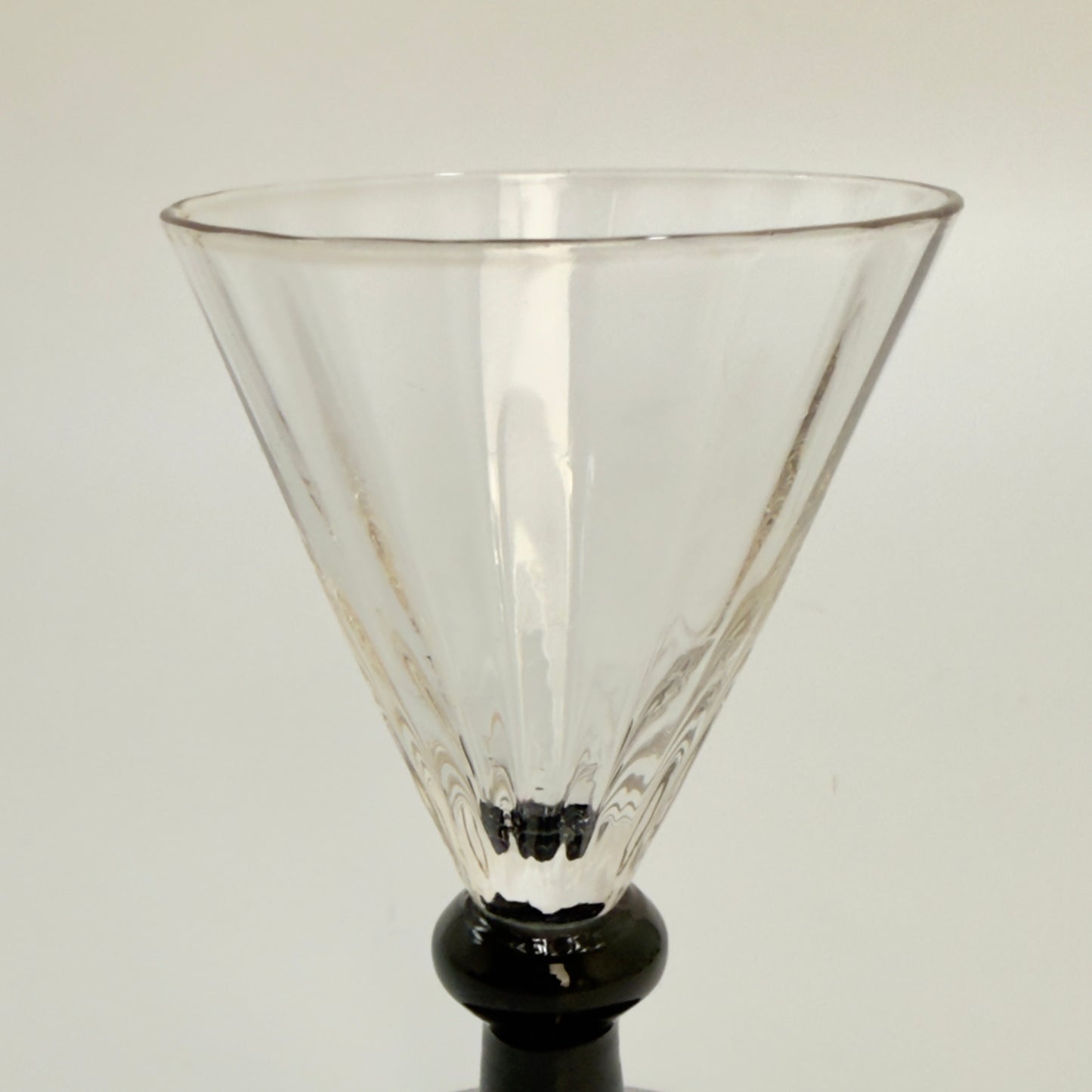 Holmegaards Klintholm med optiske striber og sort stilk og fod, snapseglas 