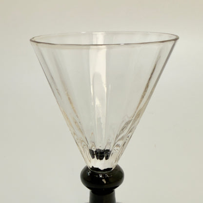 Holmegaards Klintholm med optiske striber og sort stilk og fod, snapseglas 