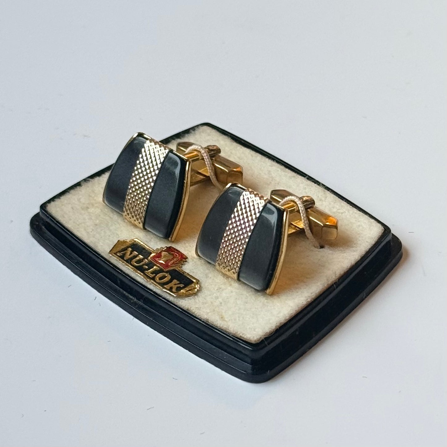 Nu-Lok vintage manchetknapper med perlemorsindlæg og guldfarvet metal