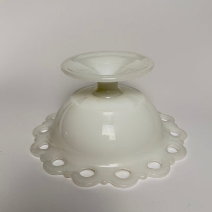 Glasskål i opalglas med blondekant og med opsats, fra 1950-1970’erne